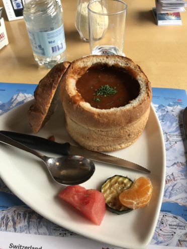 パンの中のスープの写真